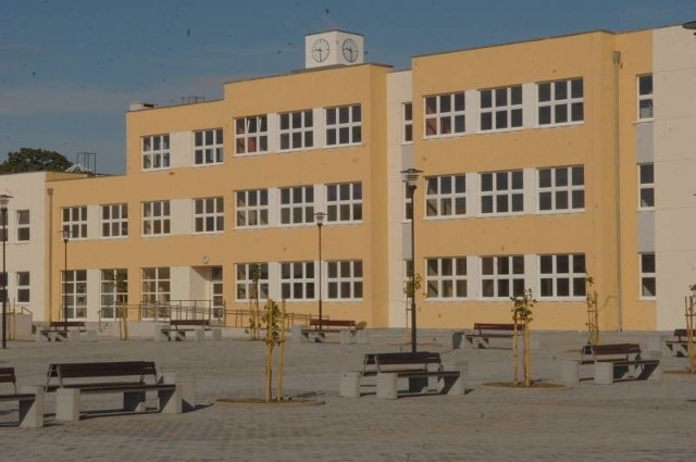 Dyrekcja zespołu szkół w Kostrzynie zapowiada, że sprawdzi, czy uczniowie mają problem z dojazdem na lekcje.