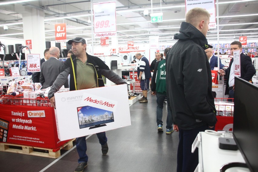 Media Markt w Żorach otwarty. Klienci stoczyli walkę o...