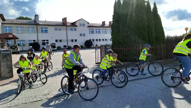 Policjanci zabrali dzieci na krótki rajd rowerowy, wcześniej omówili zasady bezpiecznego poruszenia się po drogach i trenowali z cyklistami na parkingu szkoły w Chynowie.