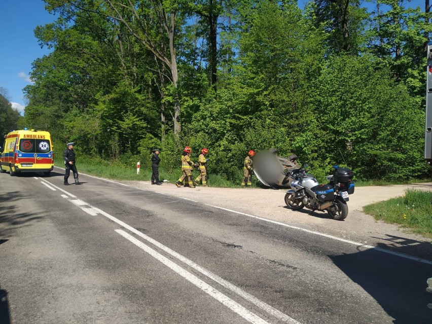 Wypadek na DW 689 między Bielskiem Podlaskim a Hołodami. Dachowanie i zderzenie dwóch pojazdów. Dwie osoby ranne [ZDJĘCIA]