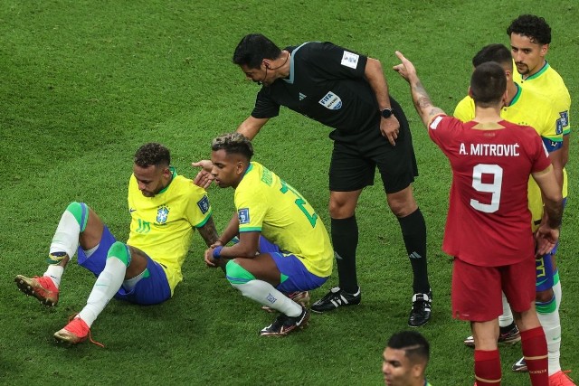 Neymar w meczu z Serbią był aż dziewięć razy faulowany. W 79. minucie musiał opuścić boisko z powodu kontuzji kostki