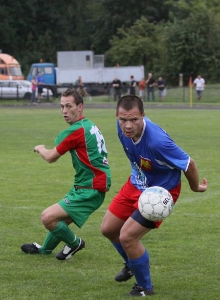 Zawodnicy Sokoła Sokółka Okna i Drzwi SA (niebieskie koszulki) wygrali w Grajewie z Warmią 4:0 i wciąż są na czele III ligi