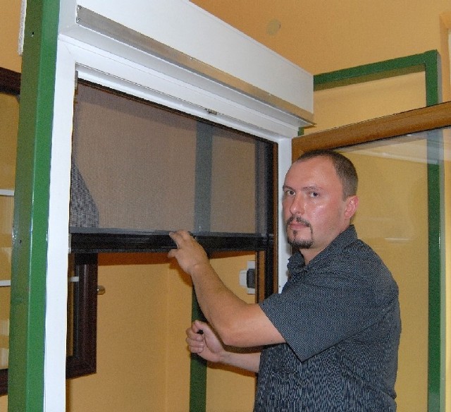 W oknach możemy montować tradycyjne moskitiery, jak również moskiery rolowane, ale w połączeniu z roletami &#8211; pokazuje Janusz Podolec, specjalista ds. sprzedaży w Oknoplast Kosiński Witold z Łańcuta.