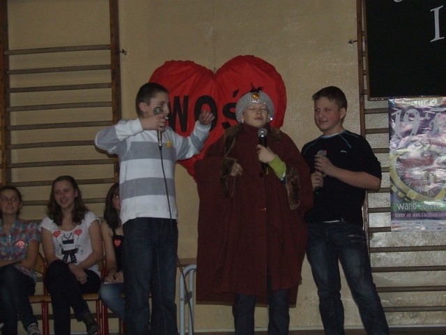 Uczniowie w Klwowie zaprezentowali scenki kabaretowe.