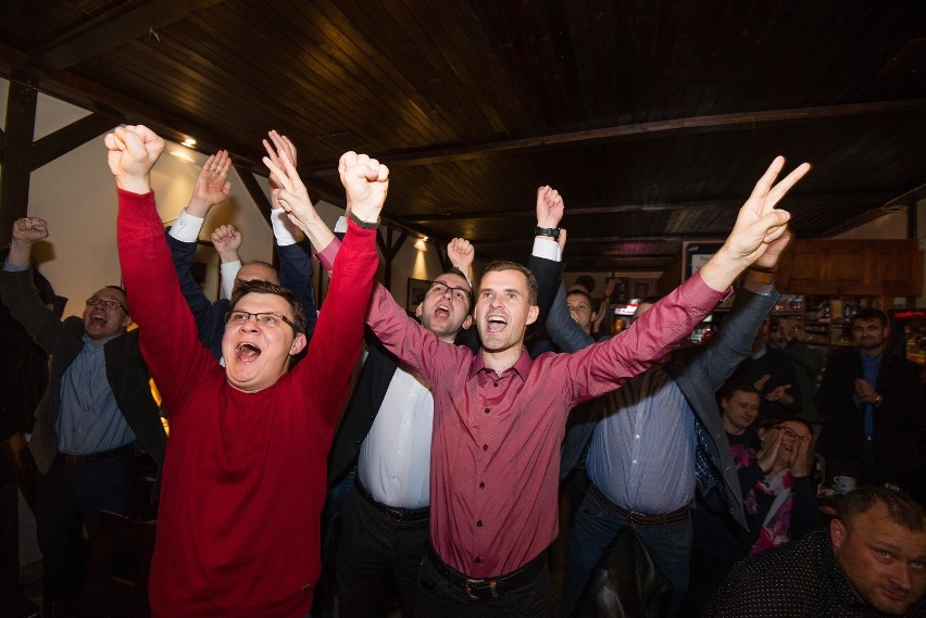 Wieczór wyborczy PiS w Pubie Jadwiga...