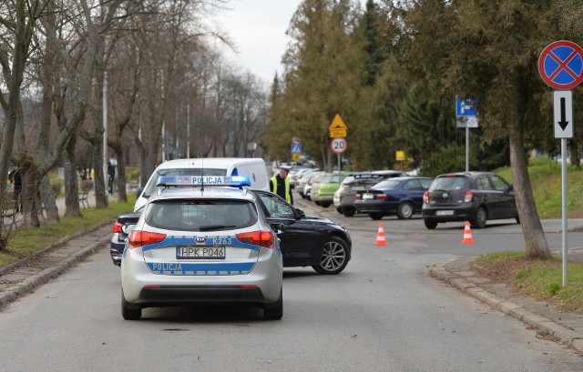 Do wypadku doszło we wtorek na Wybrzeżu Ojca Świętego Jana Pawła II w Przemyślu. - 22-letni kierujący peugeotem z Tarnowa, cofając z miejsca parkingowego znajdującego się wzdłuż ulicy potrącił kobietę - powiedziała podkom. Marta Fac z KMP w Przemyślu.Piesza znalazła się pod samochodem. Pogotowie ratunkowe zabrało nieprzytomną kobietę do szpitala. Policjanci ustalają jej tożsamość. Kierujący był trzeźwy. Na miejscu pracują strażacy i policyjna grupa dochodzeniowo-śledcza. Trwa ustalanie dokładnych okoliczności tego wypadku.Aktualizacja godz. 14.48Piesza w wyniku doznanych obrażeń ciała zmarła w szpitalu. Policja nadal ustala tożsamość kobiety.Aktualizacja, środa godz. 9.40W wypadku zginęła 82-letnia przemyślanka.Zobacz też: Na Rondzie Kresowian w Przemyślu 18-letni kierowca BMW "ściął" latarnię [ZDJĘCIA]Pierwszeństwo pieszych przed przejściem: rząd chce się zająć bezpieczeństwem na drogach