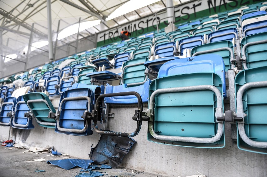 Zniszczony stadion po meczu Arki Gdynia z Lechią Gdańsk