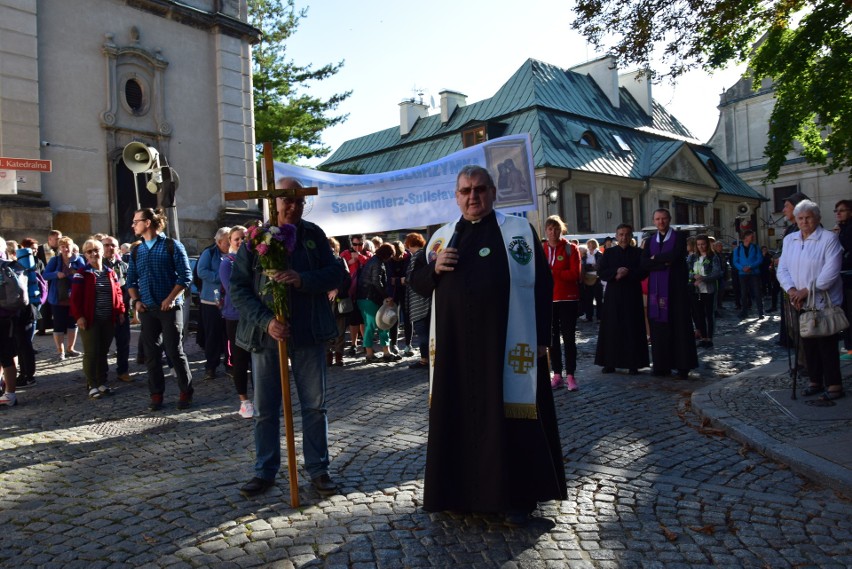 Pielgrzymów po nabożeństwie w Katedrze wyprowadził z...