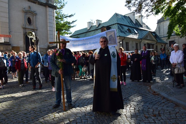 Pielgrzymów po nabożeństwie w Katedrze wyprowadził z Sandomierza ksiądz Krzysztof Rusiecki, proboszcz parafii św. Pawła.