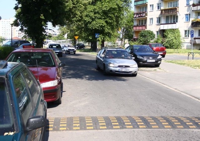 Parkujące na ulicy samochody utrudniają ruch na Placowej. Problem w tym, że nie ma innych miejsc, gdzie samochody mogłyby stać.
