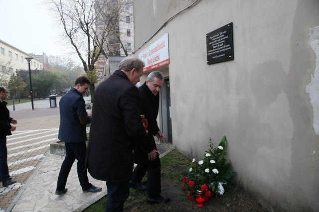 Janusz Wojciechowski i Piotr Gliński, lider listy PiS w Łodzi złożyli kwiaty pod tablicą pamięci Marka Rosiaka.