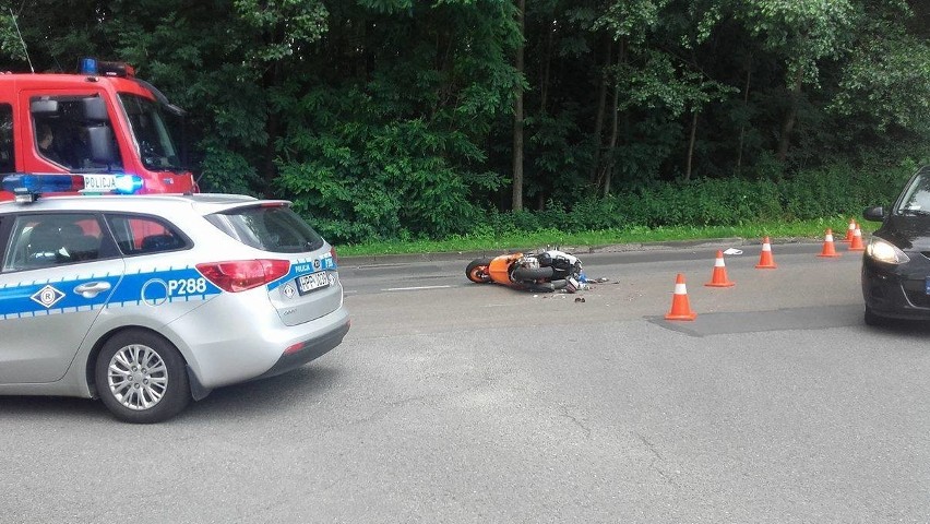 Groźny wypadek w Jastrzębiu. Motorowerzysta trafił do...