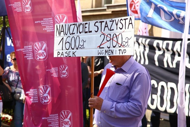 Gorliccy nauczyciele zmienili formę swojego strajku. Jedni nadal protestują, pozostali stawiają się w szkołach i uczą