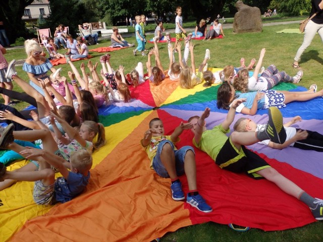 Letni piknik na szydłowieckiej wyspie zamkowej upłynął dzieciom na bardzo aktywnej zabawie.