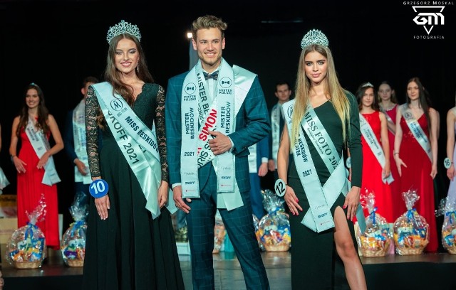 (od lewej) Miss Beskid&oacute;w 2021 - Kathrin Januszewska, Mister Beskid&oacute;w 2021 - Roman Muzyka oraz Miss Beskid&oacute;w Nastolatek 2021 Martyna Kasprzycka.