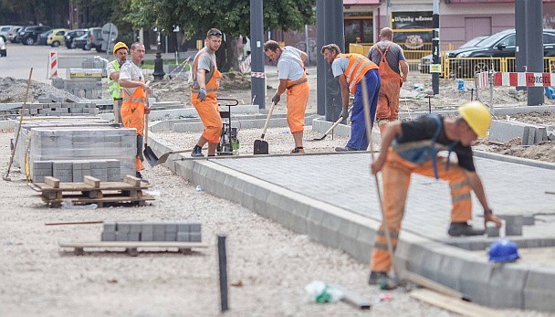Nowe chodniki budowane są z betonowej kostki