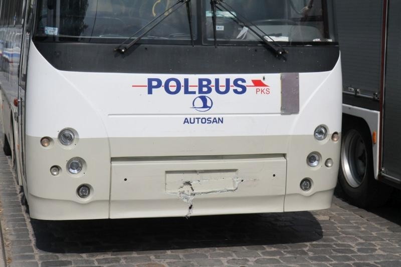 Dwa wypadki autobusów. Na Partynicach Polbus wjechał w trzy auta. W Leśnicy wypadek DLA i osobówki
