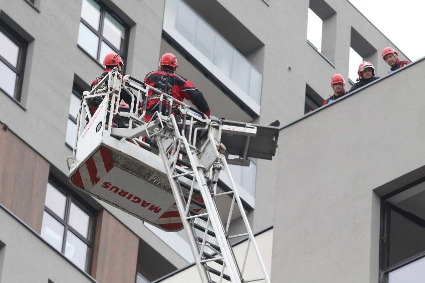 Mężczyzna skoczył z wieżowca we Wrocławiu. Udało się go uratować