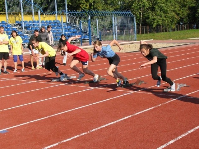 Uczestniczki olimpiady w Pucku podczas konkurencji biegowych