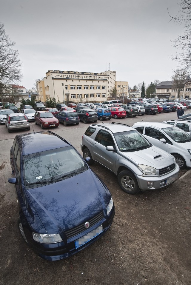 Parkowanie przy koszalińskim szpitalu - na razie nie wiadomo, kiedy powstanie obiecany parking wielopoziomowy