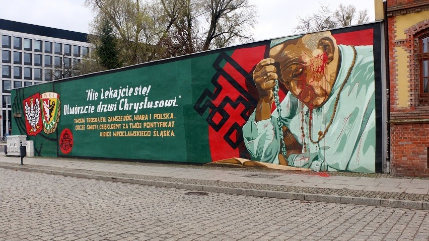 Mural znajduje się przy ul. Bolesława Kominka. Został...