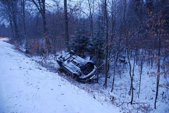 Volkswagen dachował, pijany kierowca nie odniósł poważnych obrażeń. 