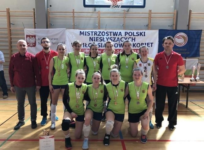 Przy siatce.  Drużyna ŁKSG Łódź trzecia w mistrzostwach Polski
