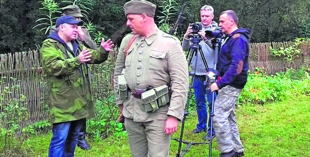 Kręcenie filmu o „Zagończyku” w Muzeum Wsi Radomskiej. Z lewej - Przemysław Bednarczyk.