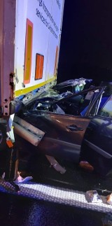 Groźny wypadek na S8 w pow. wieruszowskim. Pasażer osobówki z ciężkimi obrażeniami