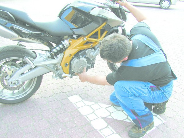 Przed każdą jazdą sprawdźmy poziom oleju w motocyklu. To jedna z najważniejszych rzeczy przy codziennej eksploatacji.