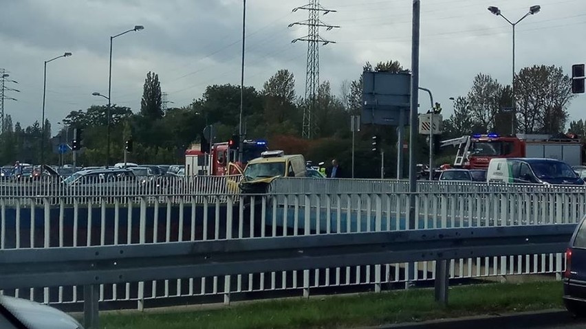 Wypadek w Katowicach: Passatem uderzył w busik. Auto cudem nie spadło z wiaduktu