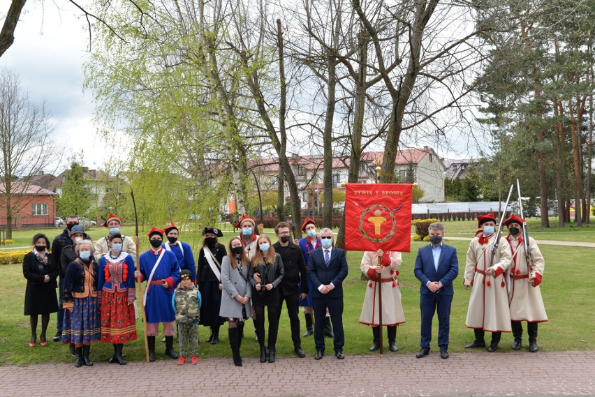 Uroczystości 3-majowe w Połańcu. Wspólna modlitwa i złożenie kwiatów pod Krzyżem Kosynierów (ZDJĘCIA)