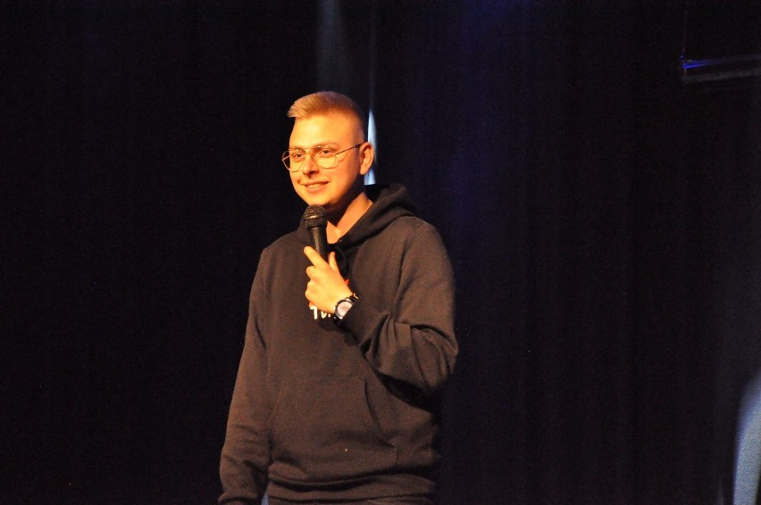 Szufla. Stand-up Comedy Show w Szubinie. Na scenie Czarek...