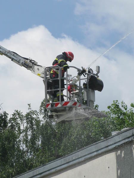 Elementem ćwiczeń było polewanie wodą dachu szpitala