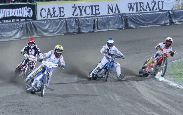 Bieg V wygrał Grzegorz Walasek (kask żółty). Drugi był Piotr Protasiewicz (czerwony), trzeci Zbigniew Suchecki (biały) , a ostatni linię mety minął Alex Zgardziński (niebieski).