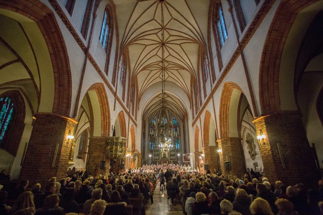 W piątek w kościele Mariackim odbył się koncert &bdquo;Pamiętamy... Artyści Janowi Pawłowi II w hołdzie&rdquo;. Wystąpili: Dziecięco-Młodzieżowy Ch&oacute;r Fantazja z ZSO nr 2, Ch&oacute;r Państwowej Szkoły Muzycznej I i II st. oraz Ch&oacute;r Związku Nauczycielstwa Polskiego Academia Musica i Młodzieżowy ch&oacute;r Cantele. Solo zaśpiewali także: Magdalena Witczak (sopran), Piotr Pastuszka (tenor) i Piotr Kwidziński (bas). Solistom  towarzyszyła orkiestra słupskiej filharmonii pod dyrekcją Bohdana Jarmołowicza. &lt;iframe src=&quot;http://get.x-link.pl/5956a5d4-c8e3-2a3c-34e8-f99d99f4ac0d,a2962098-4ad0-ff07-d49d-2829ad950a04,embed.html&quot; width=&quot;640&quot; height=&quot;360&quot; frameborder=&quot;0&quot; webkitallowfullscreen=&quot;&quot; mozallowfullscreen=&quot;&quot; allowfullscreen=&quot;&quot;&gt;&lt;/iframe&gt;