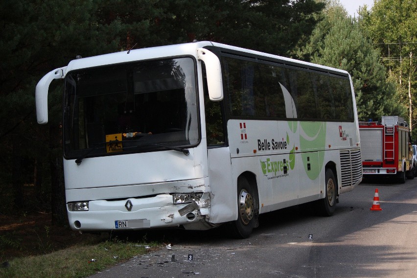Harasiuki. Autobus wiozący dzieci zderzył się z land roverem. Dwie osoby są ranne!