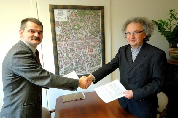 Podpisy pod porozumieniem złożył z ramienia UJK Jacek Semaniak, prorektor do spraw ogólnych, a ze strony Targów Kielce prezes spółki, Andrzej Mochoń.