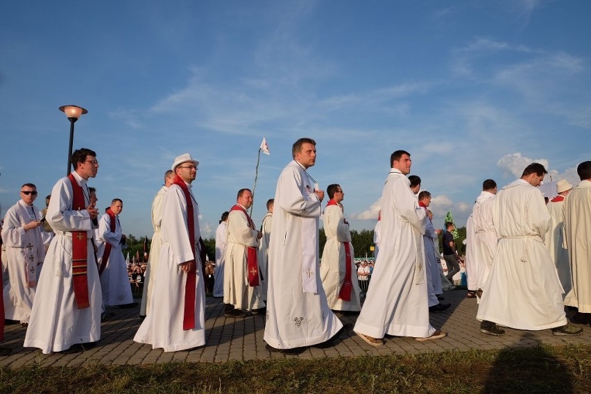 Lednica 2016: Tysiące młodych modli się przed Bramą-Rybą