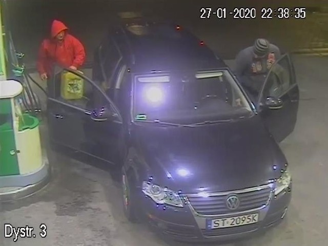 Policja publikuje wizerunek dwóch mężczyzn podejrzanych o kradzież 113 litrów paliwa. Rozpoznajesz ich?Zobacz kolejne zdjęcia. Przesuwaj zdjęcia w prawo - naciśnij strzałkę lub przycisk NASTĘPNE