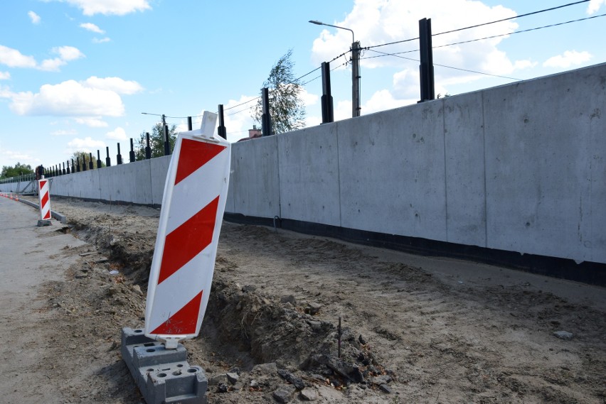 Trwa montaż ogromnych wrót broniących Sandomierz, Tarnobrzeg i okolice przed wielką wodą z Wisły. Zobacz jak powstaje stalowy kolos