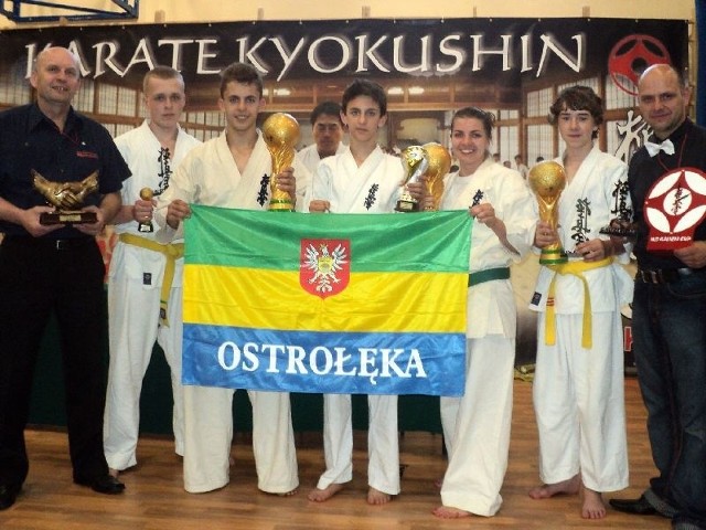 Reprezentacja Ostrołęckiego Klubu Karate Kyokushin w Leżajsku wywalczyła pięć medali i szóste miejsce w klasyfikacji drużynowej.