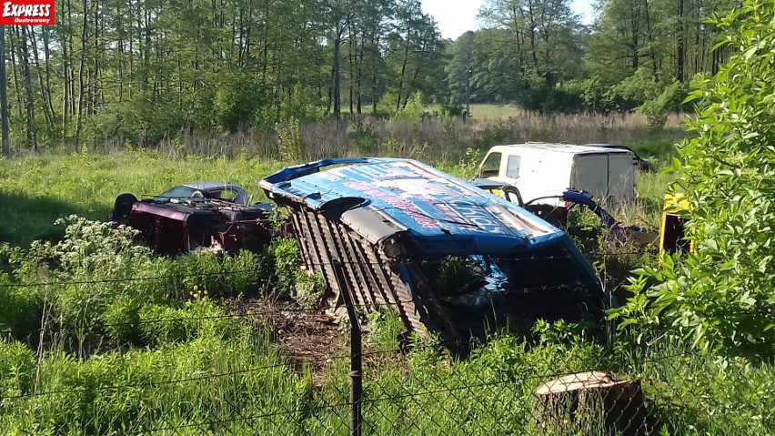 Wraki pod Łodzią: odjechało BMW z kolekcji, przyjechały dwa land rovery, a złomowisko zarosło… [zdjęcia, FILM]