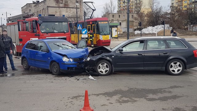 Do groźnie wyglądającego wypadku doszło w poniedziałek, 4 marca, na skrzyżowaniu ul. Kilińskiego i Dąbrowskiego. Zderzyły się tam ze sobą czołowo dwa samochody osobowe. Na szczęście nikt nie odniósł poważnych obrażeń. Jeden z uczestników wypadku uskarżał się na ból w klatce piersiowej, pomocy udzielili mu na miejscu ratownicy medyczni.