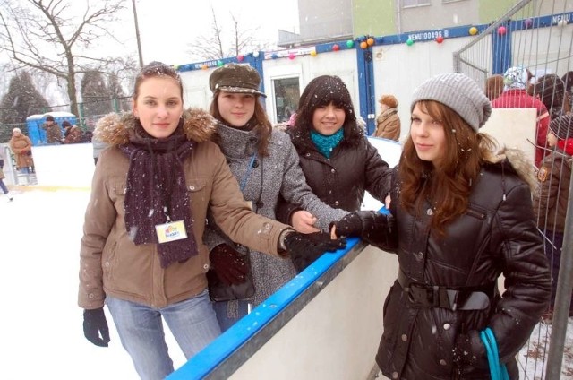 - Najgorsze jest to, że dopiero na zakończenie ferii zaczął padać śnieg - mówią spotkane na lodowisku w Radomiu: Angelina (od lewej), Marlena, Natalia i Ewelina.