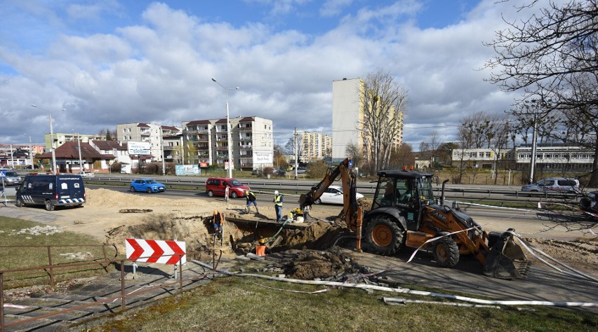 Gdynia. W Cisowej na ul. Morskiej doszło do pęknięcia rury wodociągowej. Ruch w stronę centrum odbywa się objazdem 08.04.2022