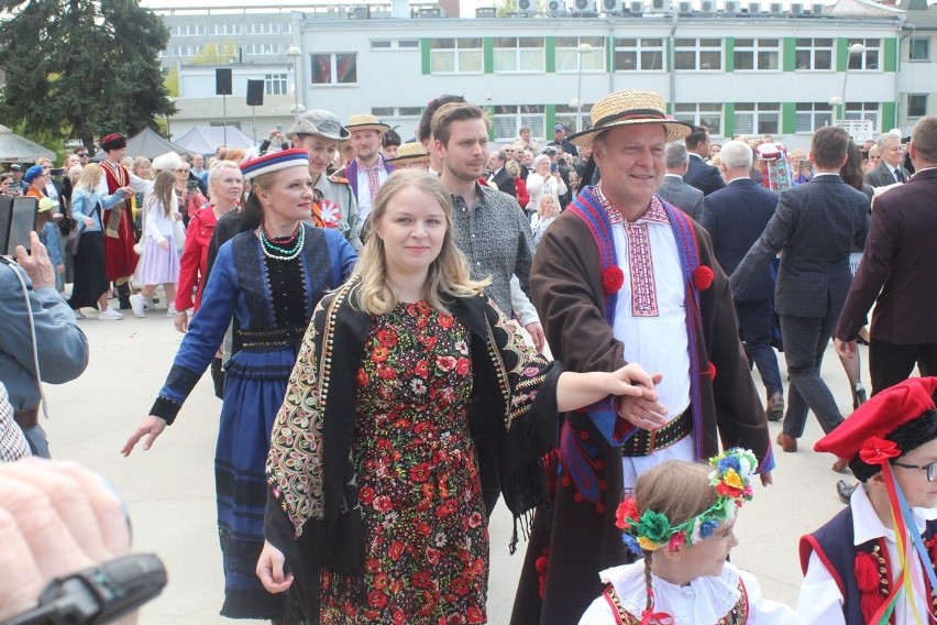 Poloneza czas zacząć! Mieszkańcy Świdnika z przytupem obchodzą Święto Konstytucji 3 maja [ZDJĘCIA]