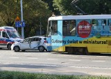 Zderzenie tramwaju z osobówką we Wrocławiu. MPK jeździ objazdami [ZDJĘCIA]