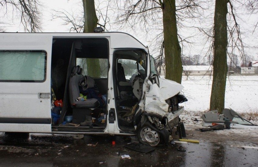 Bus roztrzaskał się o drzewo [FOTO]