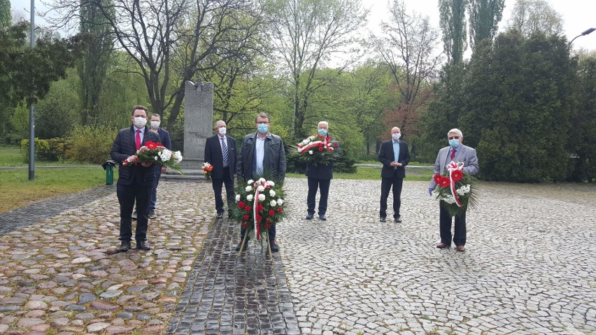 Organizacje lewicowe złożyły kwiaty pod pomnikiem Wolność,...